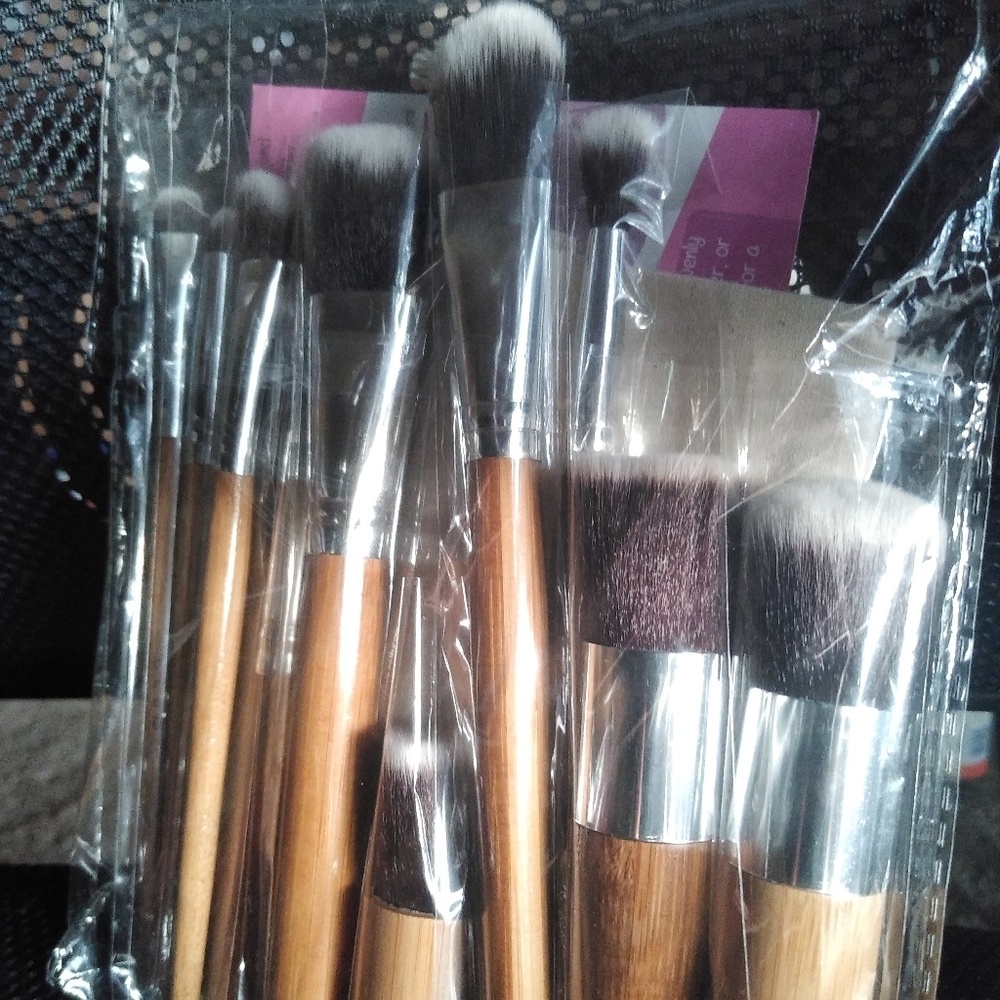 Cleof cosmetics bamboo brush set